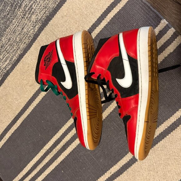 Men's Jordan 1 Mid "Christmas" Black/Fire Red-White-Malachite - Picture 4 of 7